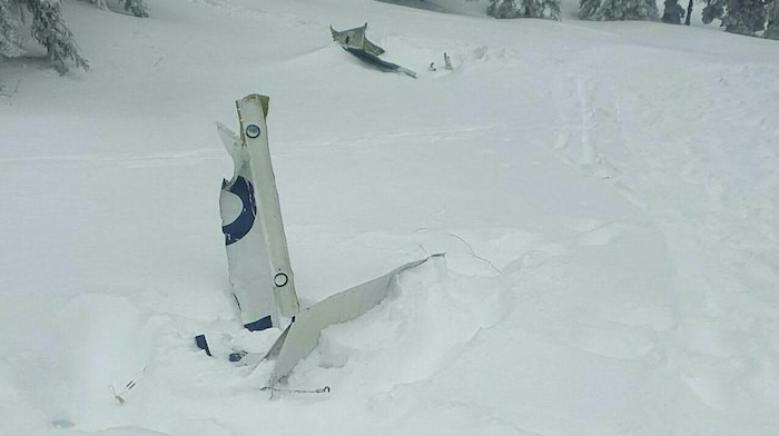 Die Wrackteile lagen im verschneiten Gelände verstreut