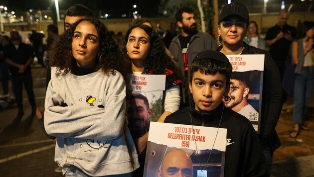 Ein junger Israeli hält ein Porträt des 56-jährigen Gelerenter Itzhak in der Hand, der seit dem ...