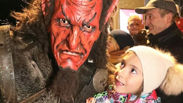 Krampusumzüge ziehen vor allem Familien und die Jugend an. (Bild: Uta Rojsek-Wiedergut)