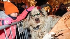 Ein bisschen Furcht und ein bisschen Mut gehören für Besucher zum Krampuslauf dazu.  (Bild: Uta Rojsek-Wiedergut)