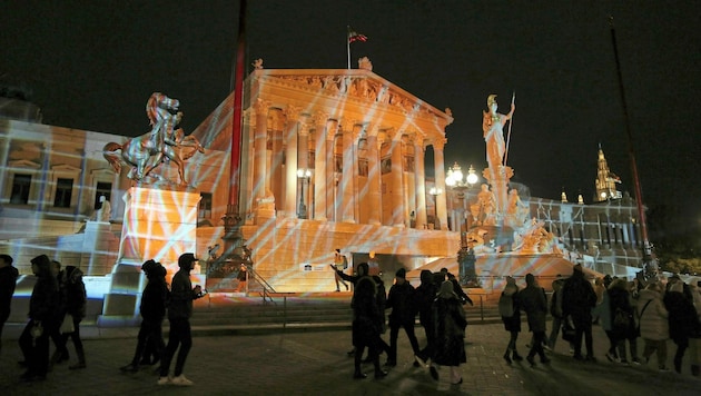 Das österreichische Parlament erstrahlte zum Zeichen der Unterstützung in Orange. (Bild: Gerhard Bartel)