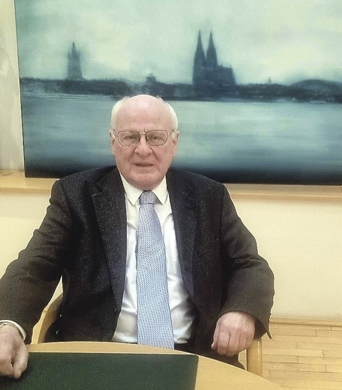 Wolfgang Rauball ist eine der Stimmen auf der Aufnahme.