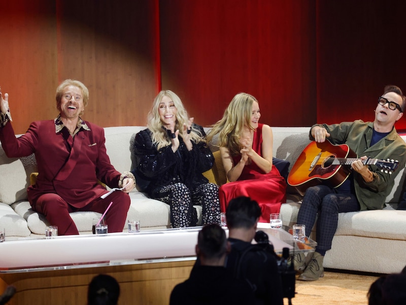 Gottschalk in seiner letzten Sendung auf der Couch mit Cher, Stefanie Stappenbeck und Jan Josef Liefers (Bild: Philipp von Ditfurth / dpa / picturedesk.com)