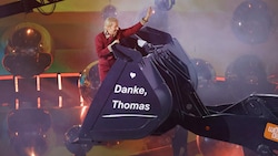 Thomas Gottschalk verlässt „Wetten, dass..?“ in einer Baggerschaufel.  (Bild: Philipp von Ditfurth / dpa / picturedesk.com)