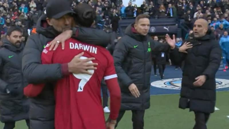 Nach Schlusspfiff lieferten sich Pep Guardiola und Darwin Nunez ein hitziges Wortgefecht. (Bild: Screenshot twitter.com/mcfcNite)