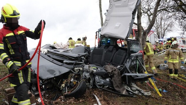 Schwerer Frontalcrash im Bezirk Amstetten forderte fünf teils Schwerverletzte. (Bild: Krone KREATIV)