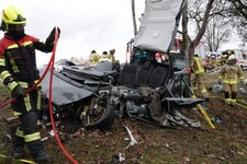 Schwerer Frontalcrash im Bezirk Amstetten forderte fünf teils Schwerverletzte. (Bild: Krone KREATIV)