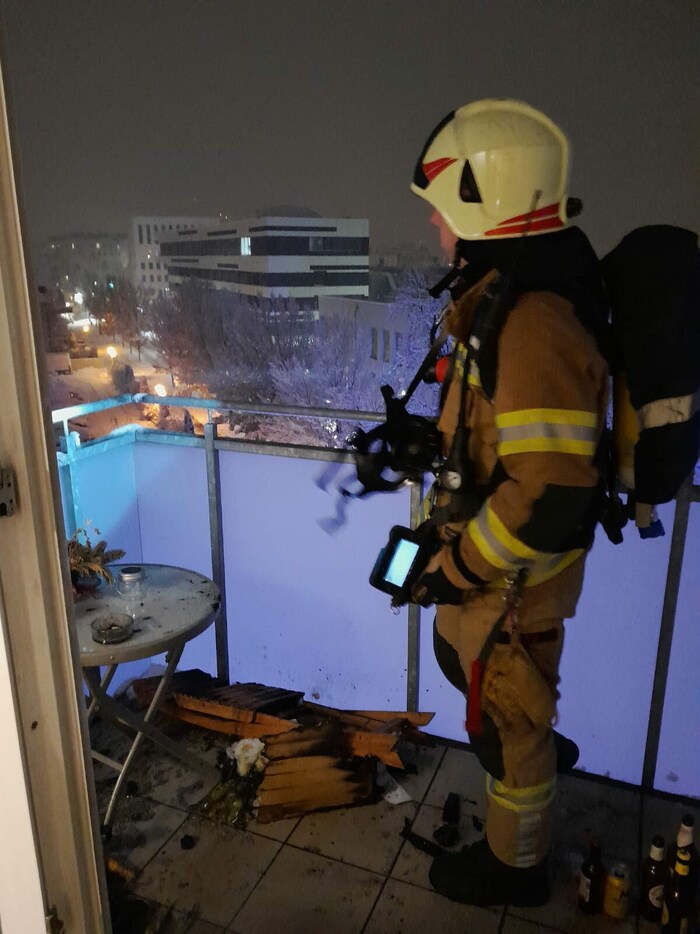 Die Feuerwehr löschte den Brand am Balkon.