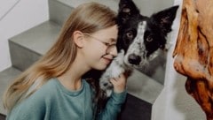 Anna hofft auf ein neues Herz. Foto aus glücklicheren Zeiten: das tierliebe Mädchen mit Border Collie „Hope“ (Bild: zVg)