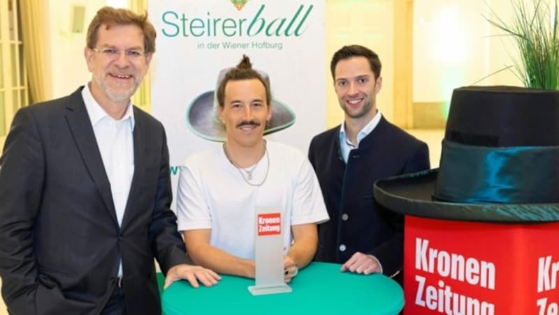 Florian Ritt von Folkshilfe (Mi.) mit den Steirerball-Machern Andreas Zakostelsky (li.) und Paul Ehgartner (Bild: Verein der Steirer in Wien/Ludwig Schedl)