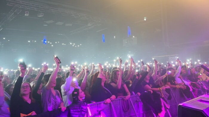 Handylichter von den Hunderten Fans.
