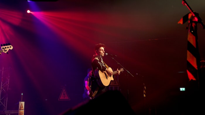Er sang nicht nur, sondern spielte auch auf der Gitarre.