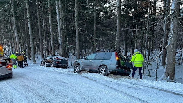 Auf der Hohen Wand und dem Semmering kam die Feuerwehr kaum mit dem Bergen von Unfallfahrzeugen nach. Auch nahe der Bundeshaupt- stadt - etwa in Klosterneuburg - krachte es. (Bild: FF Maiersdorf)