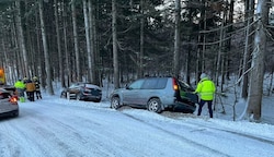 Auf der Hohen Wand und dem Semmering kam die Feuerwehr kaum mit dem Bergen von Unfallfahrzeugen nach. Auch nahe der Bundeshaupt- stadt - etwa in Klosterneuburg - krachte es. (Bild: FF Maiersdorf)