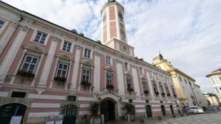 Im St. Pöltner Rathaus soll der Budgetentwurf in der Dezember-Sitzung des Gemeinderats beschlossen werden. (Bild: APA/HELMUT FOHRINGER)