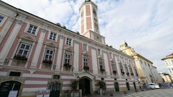 Kostenexplosion bringt herausfordernde Budgetplanung für Finanzexperten im St. Pöltner Rathaus (Bild: APA/HELMUT FOHRINGER)