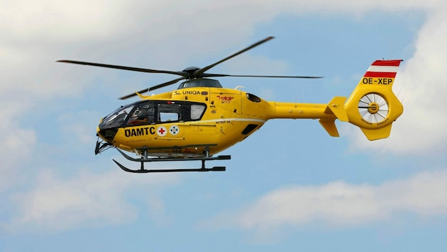 The toddler was flown to hospital by rescue helicopter (symbolic image). (Bild: Christian Jauschowetz)