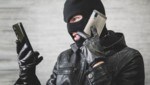 Nummernklau, Enkeltrick, falsche Polizisten und nun auch noch die Todesanzeigen im Netz - Betrüger lassen nichts unversucht, an Ihr Geld zu kommen. Was Sie dagegen tun können. (Bild: diy13 - stock.adobe.com)