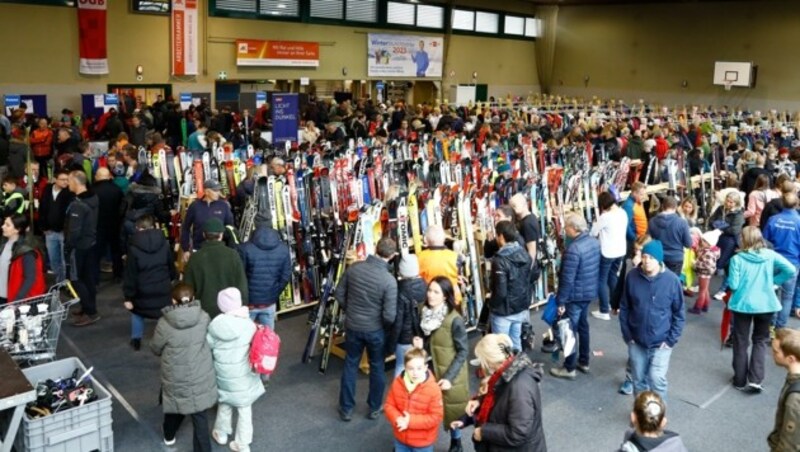 In Bischofshofen waren tageweise 5000 Besucher auf der Suche nach günstigen Anoraks, Kinderskiern oder Tourenausrüstung. (Bild: Gerhard Schiel)