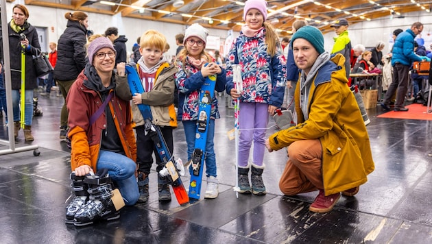 Wie Familie Townley griffen vor allem Familien zu günstigen gebrauchten Skiern und Winterkleidung. (Bild: AK Salzburg (Rieger))