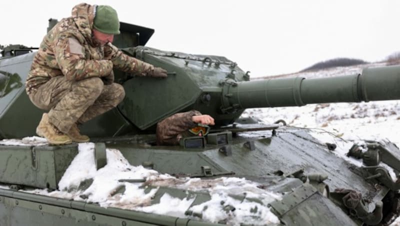 Ukrainische Soldaten auf einem Panzer vom Typ „Leopard 1A5“ unweit der Front in der Region Charkiw. (Bild: APA/AFP/Anatolii Stepanov)