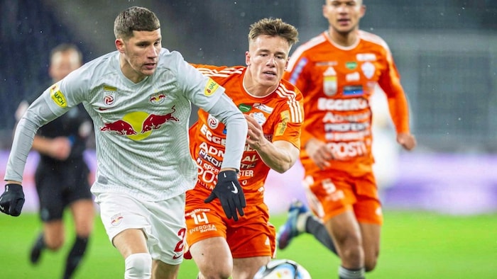 Petar Ratkov (li.) im Match gegen Überraschungsteam Hartberg.