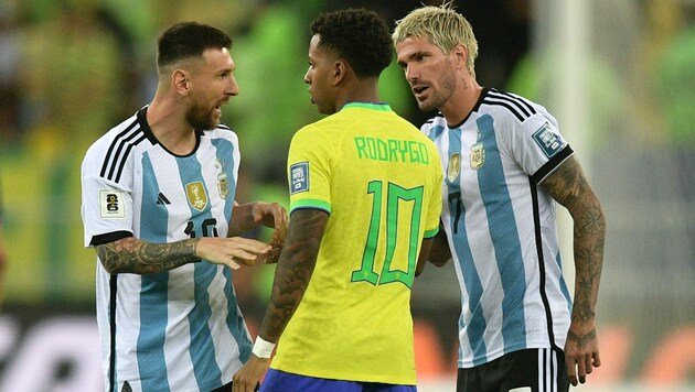 Lionel Messi (l.) und Rodrygo (m.) gerieten aneinander. (Bild: APA/AFP/CARL DE SOUZA)