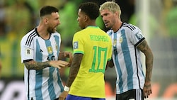 Lionel Messi (l.) und Rodrygo (m.) gerieten aneinander. (Bild: APA/AFP/CARL DE SOUZA)