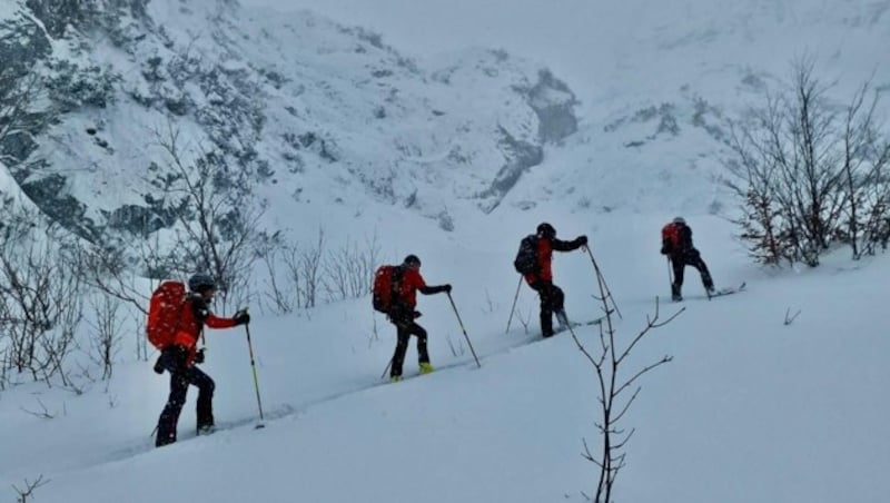 Unermüdlich suchten die Bergretter am Sonntag nach dem Vermissten - bis dato leider vergebens. (Bild: Bergrettung Steiermark)