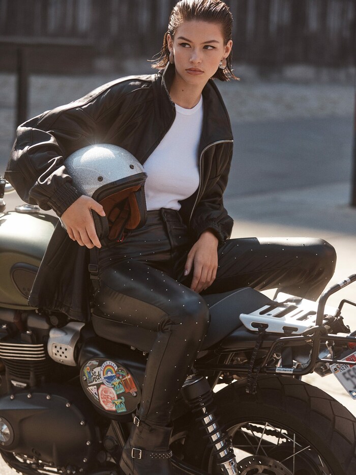 Ein echter Hingucker: Die Lederleggings mit Nieten von Calzedonia