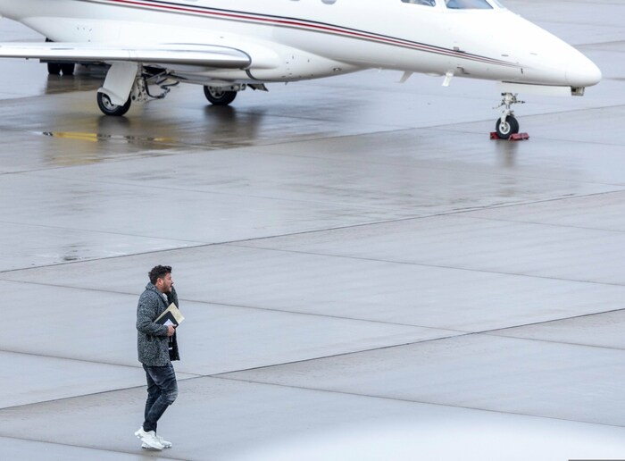 Der Tiroler Immo-Jongleur in 800 Euro teuren Sportschuhen beim Aussteigen aus dem Privatjet nach ...