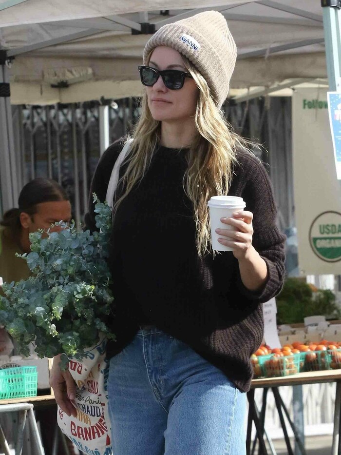 Olivia Wilde setzt auf eine Beanie-Haube in Beige.
