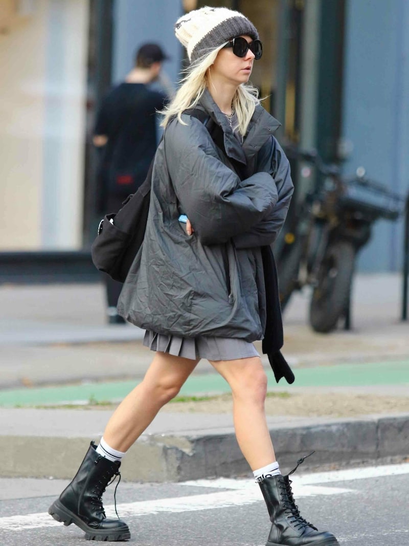 Taylor Momsen kombiniert eine Beanie-Haube zum Schulmädchen-Look. (Bild: www.PPS.at)