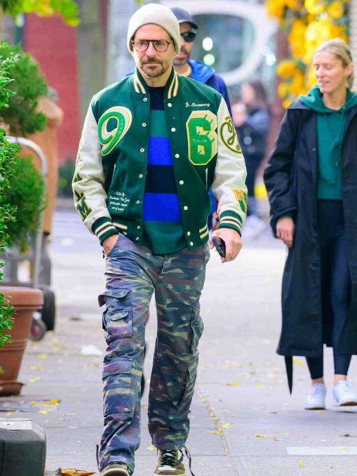 Selbst Bradley Cooper hält sich mit einer Wollhaube warm.