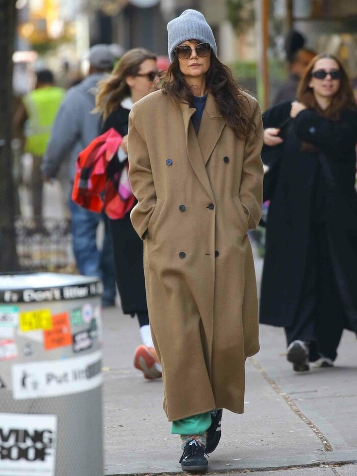 Katie Holmes sorgt mit einer Hellblauen Haube für einen Farbtupfer.