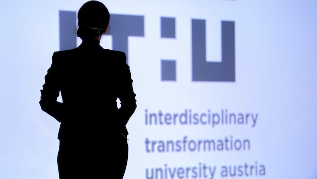 Gründungspräsidentin Stefanie Lindstaedt präsentierte im Ars Electronica Center den neuen Markenauftritt der Digital-Uni. (Bild: IT:U/FOTOKERSCHI/KERSCHBAUMMAYR)