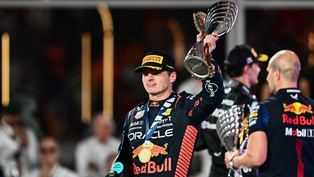 Max Verstappen mit der Siegertrophäe in Abu Dhabi (Bild: APA/AFP/Jewel SAMAD)