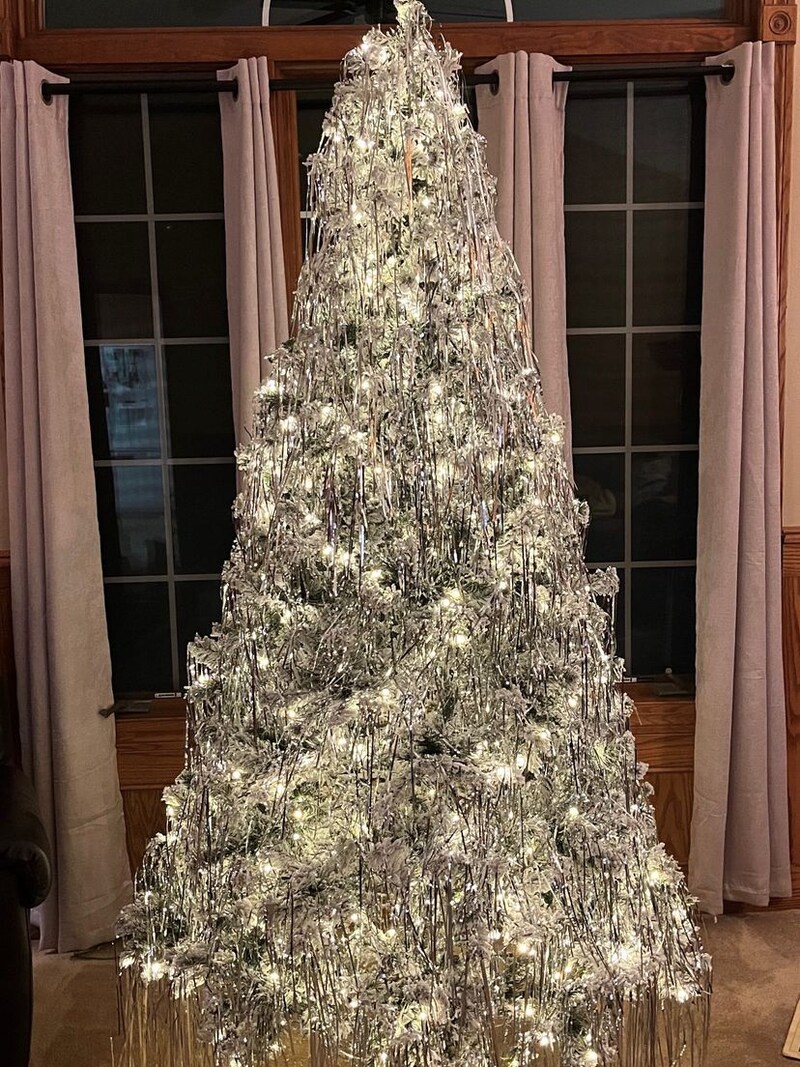 Kelly Osbournes Weihnachtsbaum glitzert in strahlendem Silber. (Bild: https://www.instagram.com/kellyosbourne)