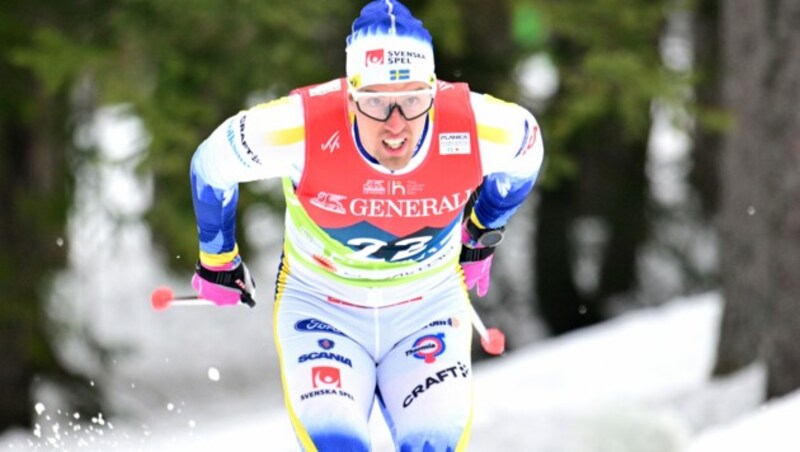 Skilangläufer Calle Halfvarsson klagte beim Weltcup-Auftakt in Ruka über höllische Schmerzen im Genitalbereich. (Bild: APA/AFP/Jure Makovec)