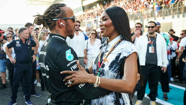 Naomi Campbell plauderte mit Lewis Hamilton - doch alle schauen nur auf ihren Mega-Klunker. (Bild: www.PPS.at)