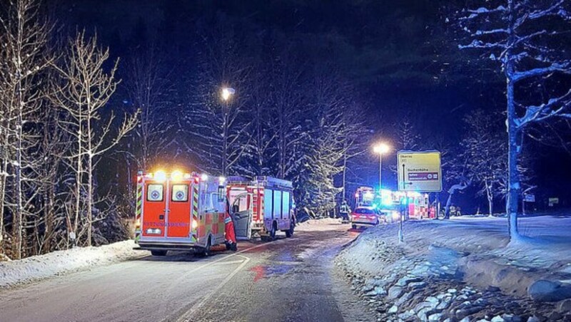 Mehrere Einsatzkräfte der Polizei, der Feuerwehr und der Rettung waren im Einsatz. (Bild: BRK BGL)