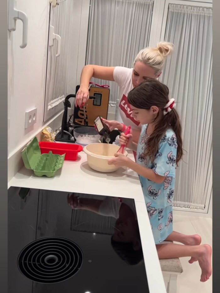 Zur Belohnung wurde mit Tochter Sophia ein Kuchen gebacken.