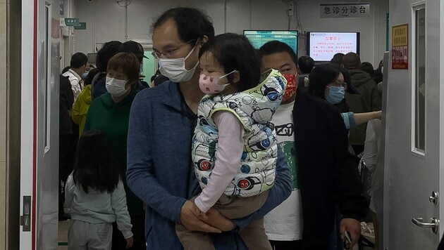 Ein überfülltes Krankenhaus in Peking (Bild: ASSOCIATED PRESS)