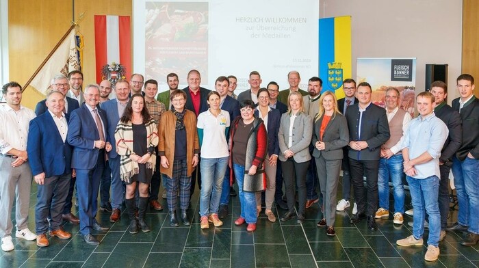 Geballte heimische Fleischer-Kompetenz: Goldmedaillengewinner und Gratulanten.