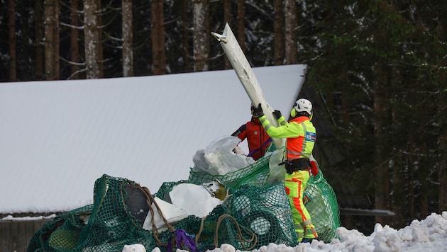 Die Einzelteile des zerfetzten Flugzeuges wurden mit dem Helikopter ins Tal geflogen. (Bild: Lauber/laumat.at Matthias)