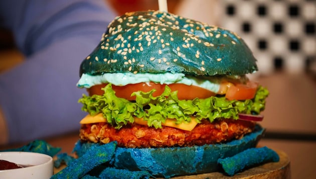 Blaue Burger liegen in Sefa Durus Lokal derzeit voll im Trend (Bild: Scharinger Daniel)