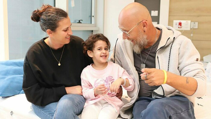 Abigail Edan mit ihrer Tante Liron (l.) und Onkel und Onkel Zuli