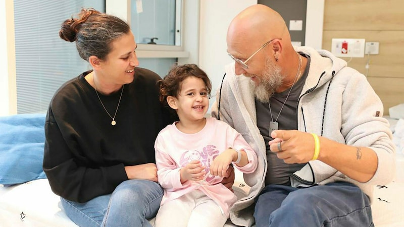 Abigail Edan mit ihrer Tante Liron (l.) und Onkel und Onkel Zuli (Bild: Spokesperson‘s office, Schneider Children Medical Center / AP)