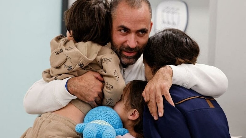 Wieder freigekommene Geiseln (Bild: Spokesperson‘s office, Schneider Children Medical Center / AFP)