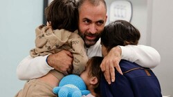 Avihai Brodetz umarmt seine Kinder Ofri (m.), Yuval (r.) und Oria (l.)  (Bild: Spokesperson‘s office, Schneider Children Medical Center / AFP)
